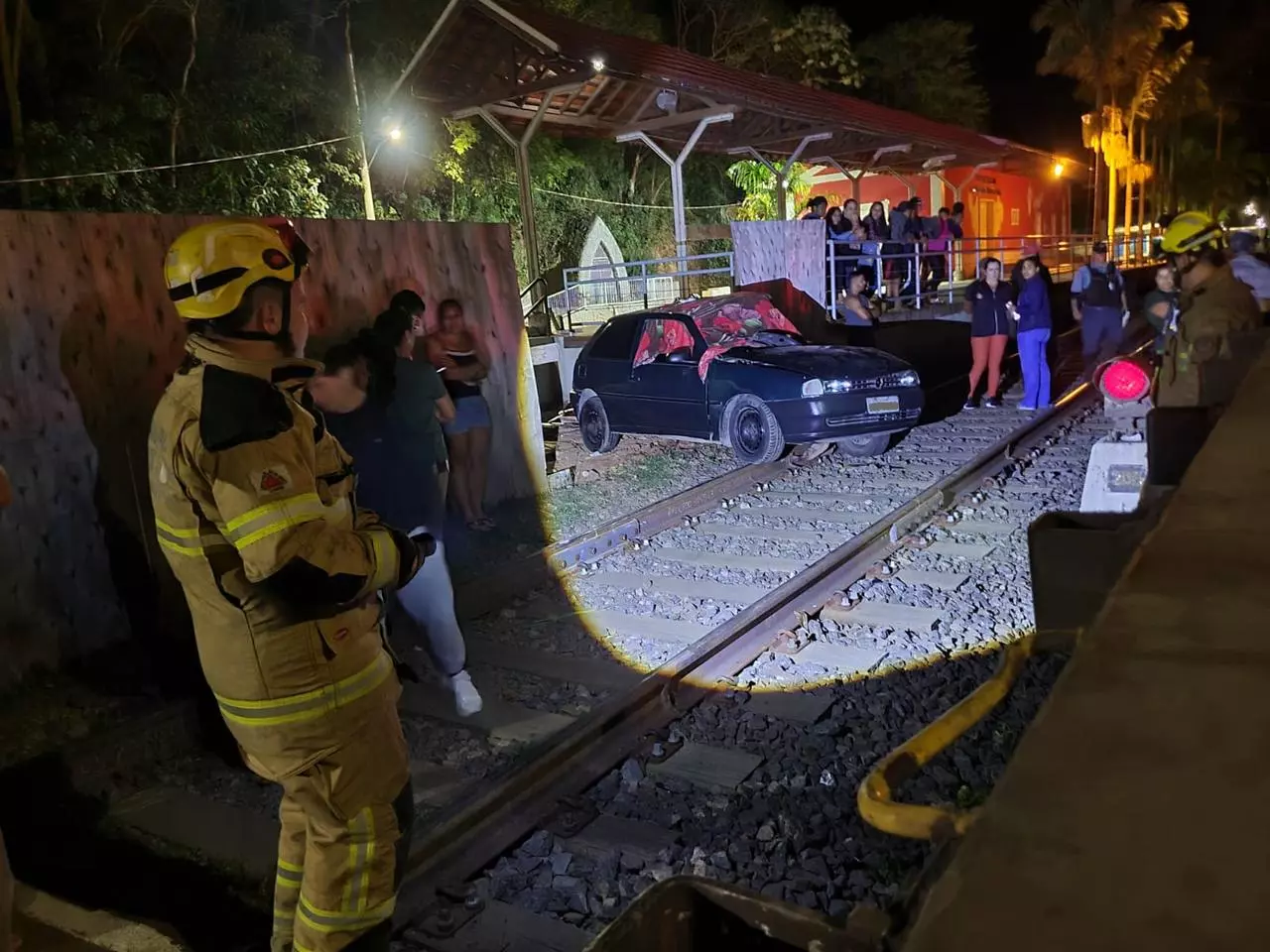 Acidente entre carro e trem deixa uma pessoa morta em Ewbank da Câmara